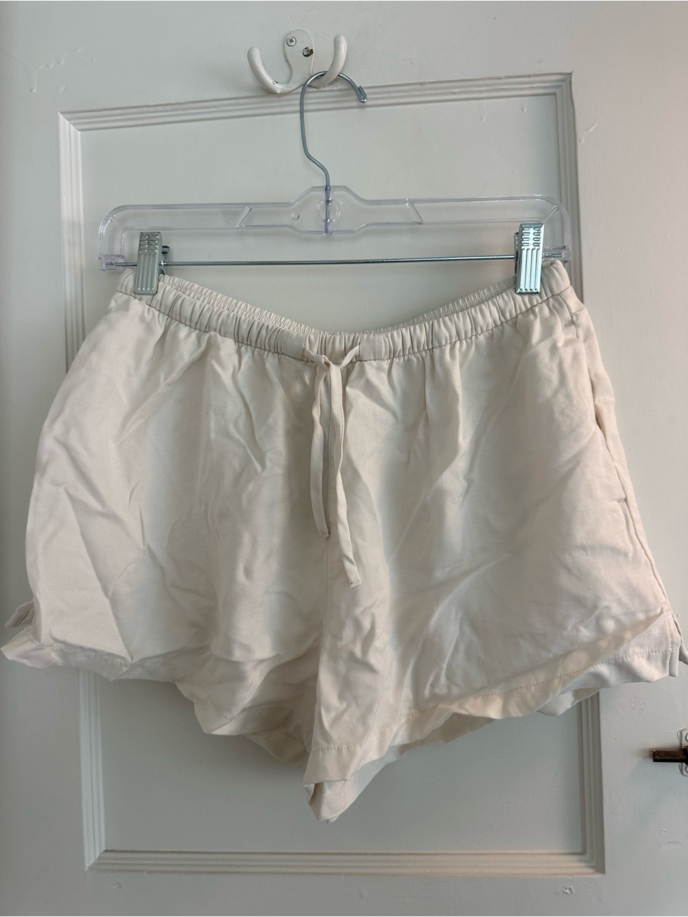 Vuori Light Cream Elastic-Waist Athletic Shorts